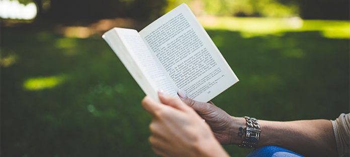 Woman-reading-outside Woman-reading-outside