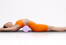FitnessU: How to use a foam roller for mobility and muscle recovery Woman using foam roller on back, demonstrating recovery and mobility exercise.